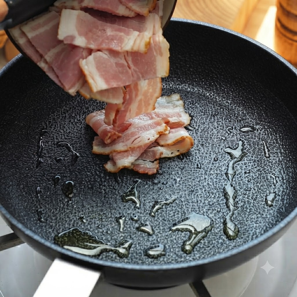 Morceaux de bacon versés et cuits dans une poêle graissée.