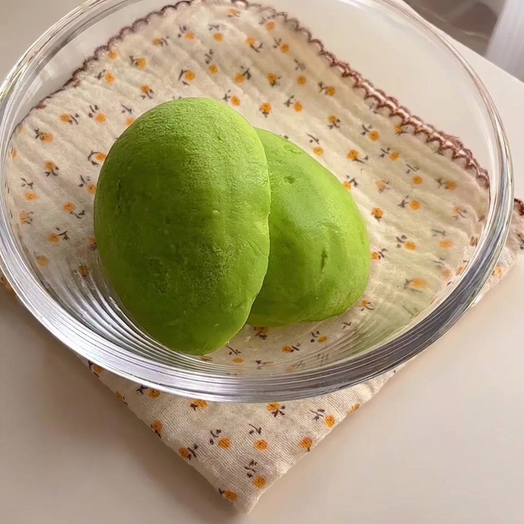 Deux moitiés davocat vert éclatant placées à lintérieur dun bol en verre.