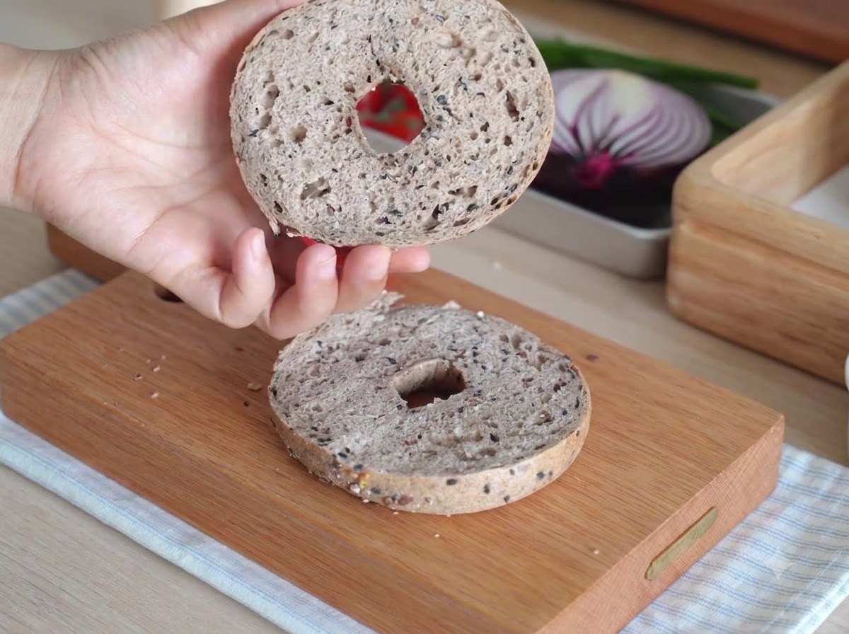 Deux moitiés de bagel à lintérieur dun petit four de comptoir blanc pendant la cuisson.