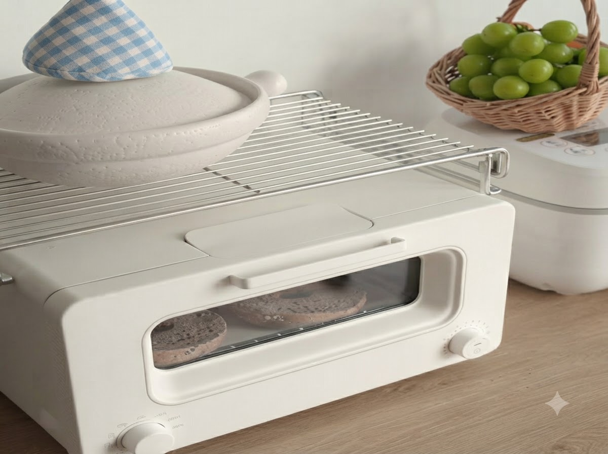 Un couteau de chef tranchant des couches doignon rouge sur une planche en bois.