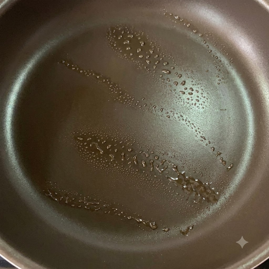 Une poêle antiadhésive avec un léger spray dhuile préparée pour saisir les hauts de cuisse de poulet.
