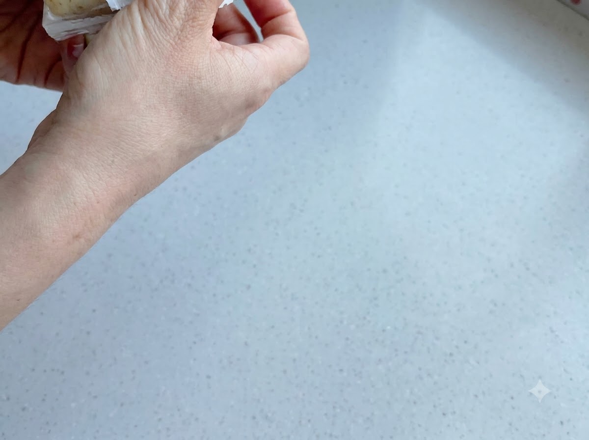 Poudre de poivre noir et mayonnaise saupoudrées sur les pommes de terre et carottes bouillies dans un bol.