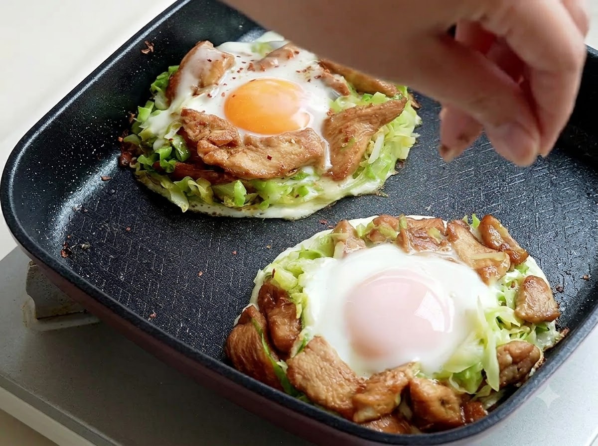 De lassaisonnement barbecue saupoudré par-dessus les portions de frittata cuites dans la poêle.