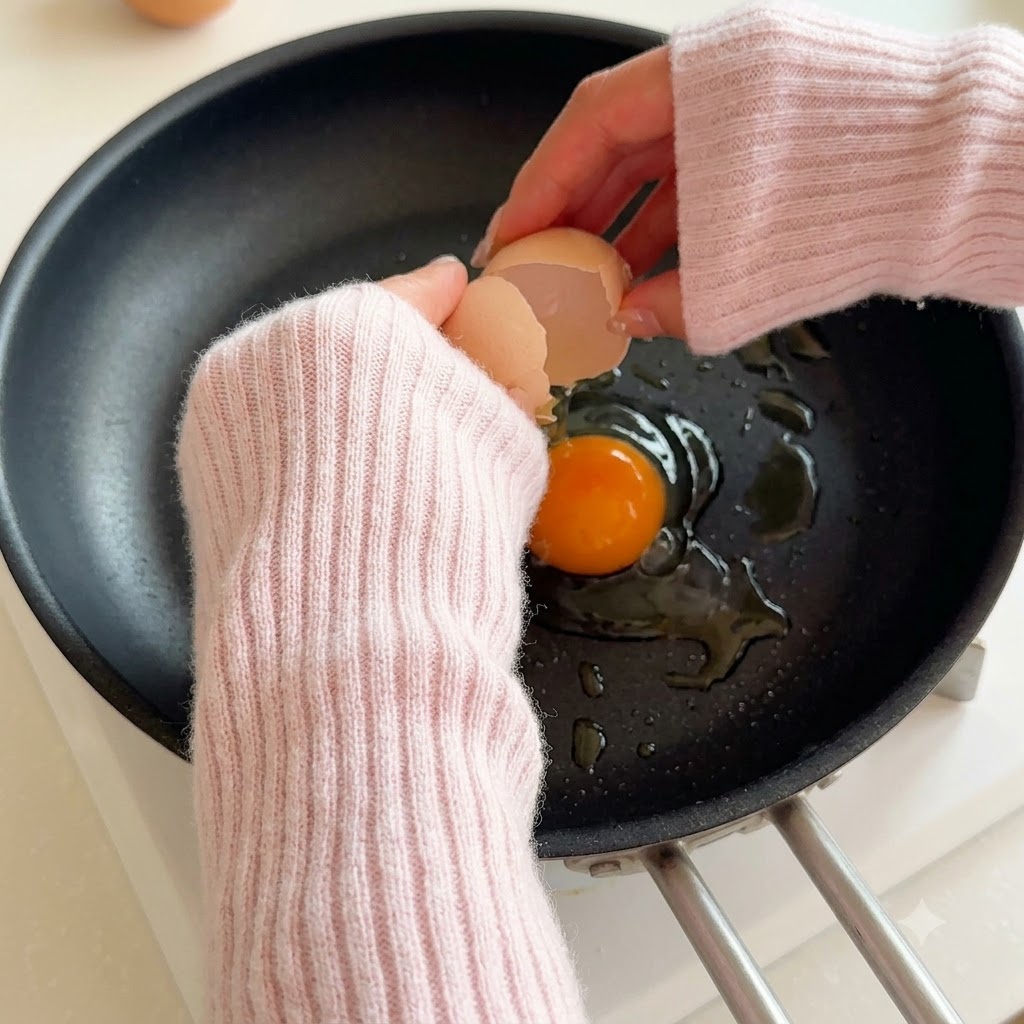 Un œuf cassé dans une poêle chaude avec de lhuile.
