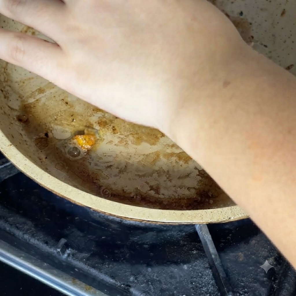 Une main posant une tranche de fromage sur les ingrédients dans la poêle chaude.