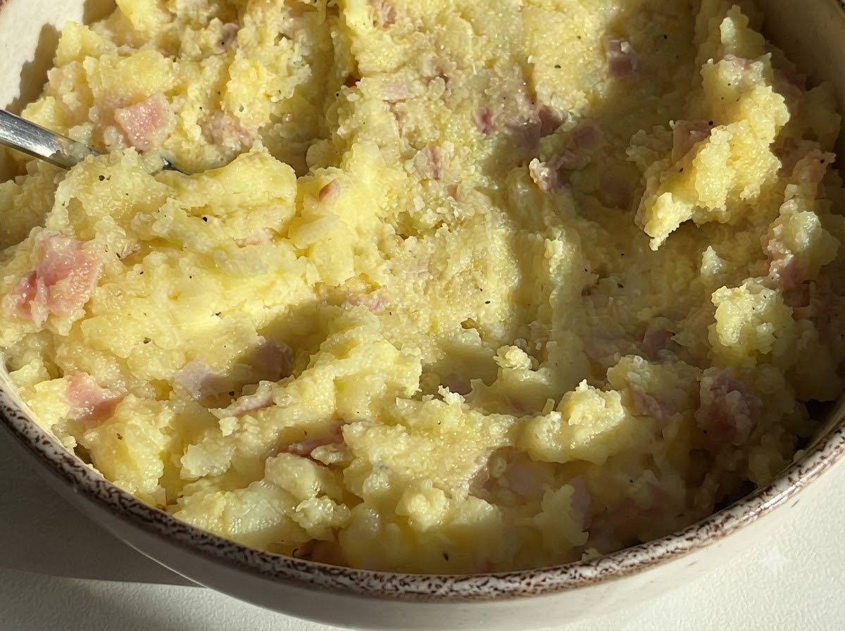 Un bol rempli du mélange de pommes de terre et de jambon prêt à être farci.
