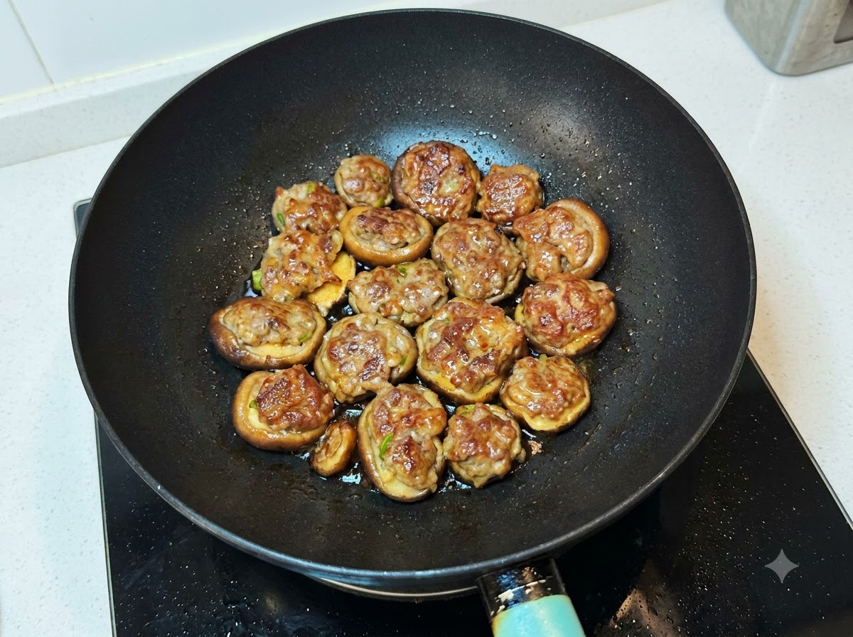 Mélange de sauce versé sur les champignons cuits dans le wok.