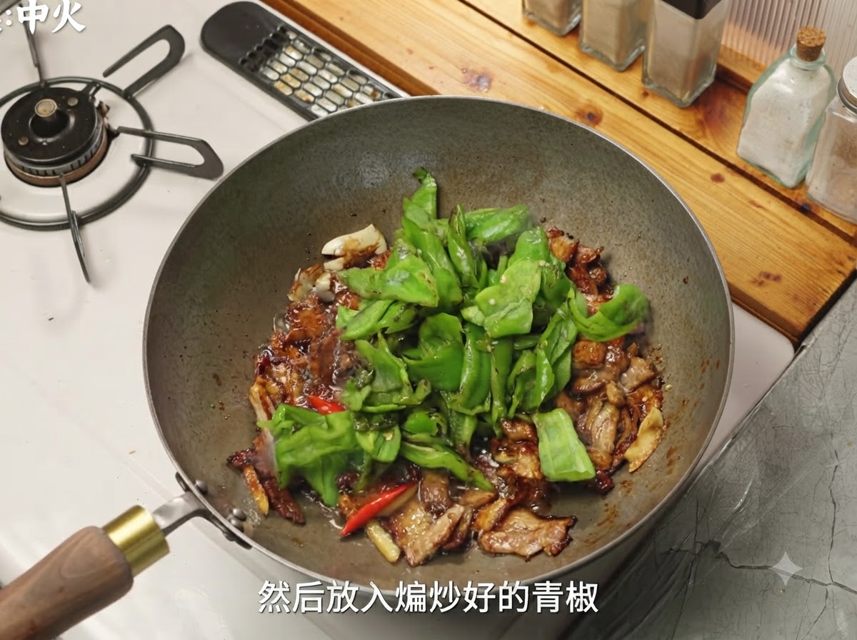 Des poivrons verts et des champignons ajoutés dans le wok avec le porc assaisonné.