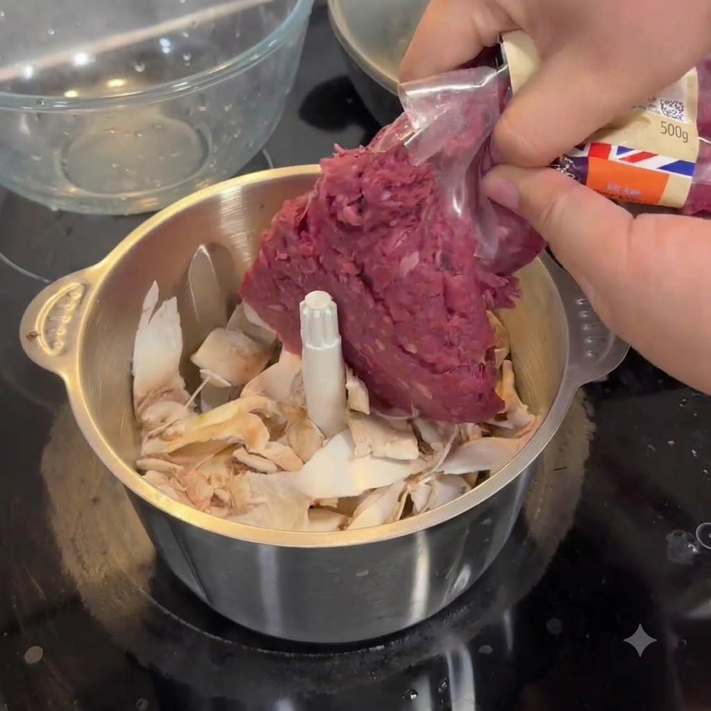 Mains pressant du bœuf haché cru dun emballage en plastique dans le bol en acier dun robot culinaire rempli de morceaux de champignons.