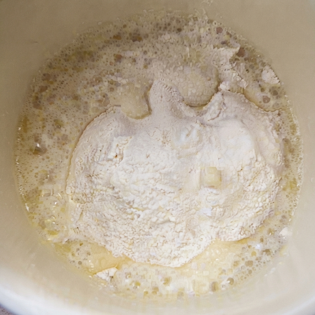 Huile chaude versée sur le mélange de farine et de sel pour créer un roux à lhuile.