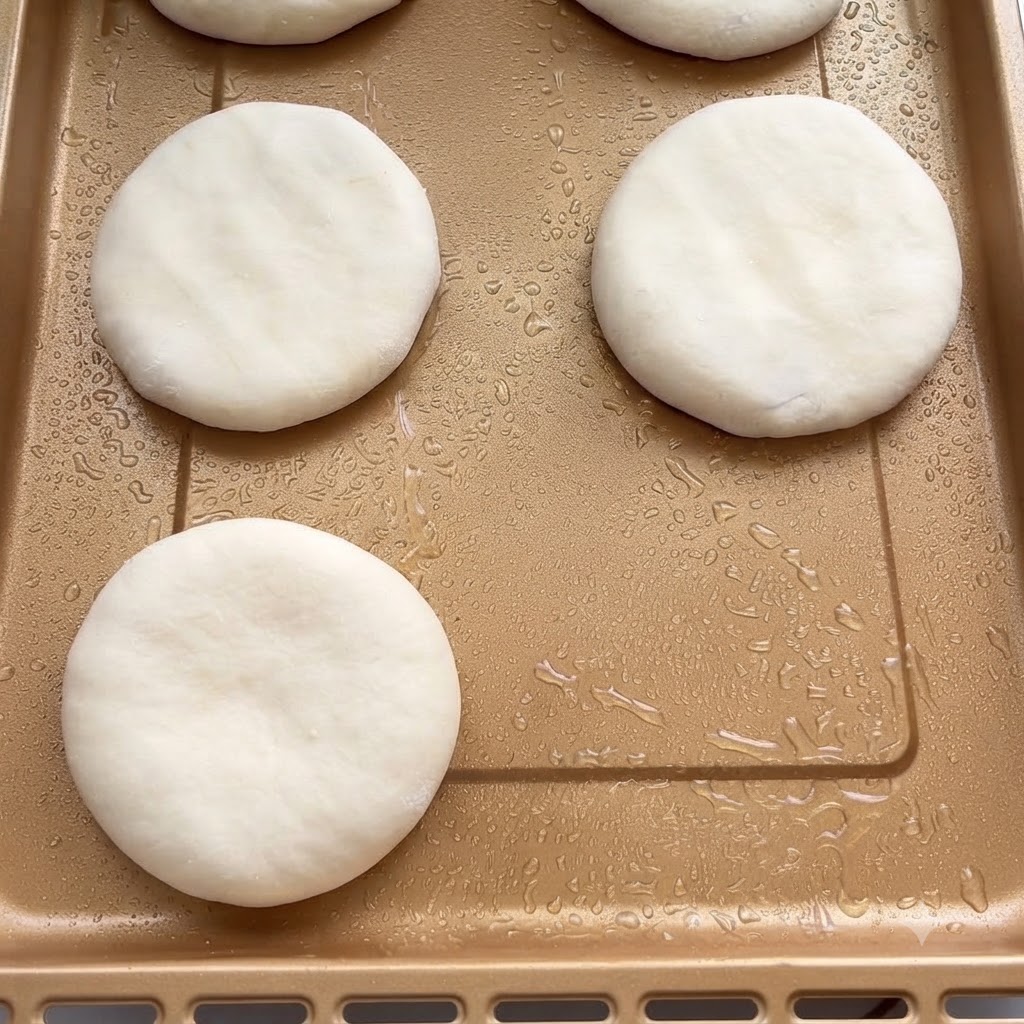 Pâte fermentée étirée en une longue feuille sur un plan de travail.