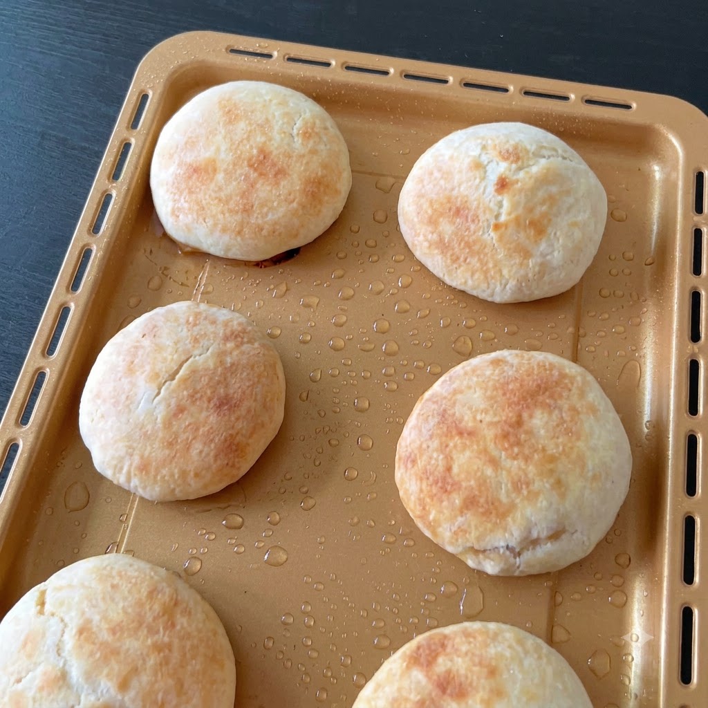 Boudin de pâte roulé coupé en portions égales à laide dun racloir à pâte.