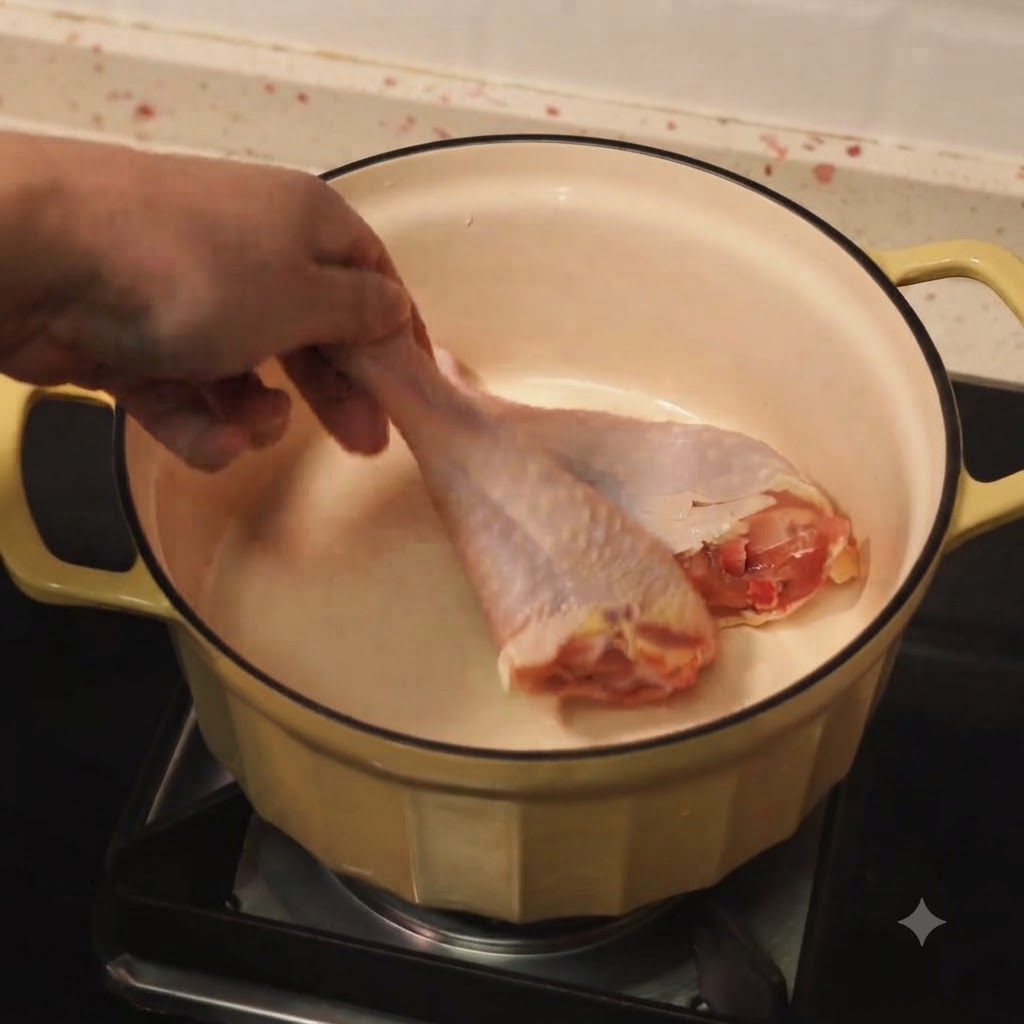 Des pilons de poulet en train de dorer dans une casserole avec de lhuile chaude.