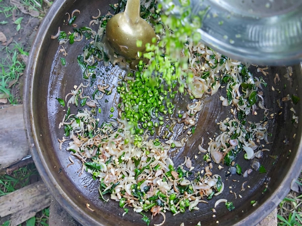 Des piments verts et des tomates hachés en train dêtre ajoutés au mélange doignons et dépices frémissant dans une grande cocotte en fer.