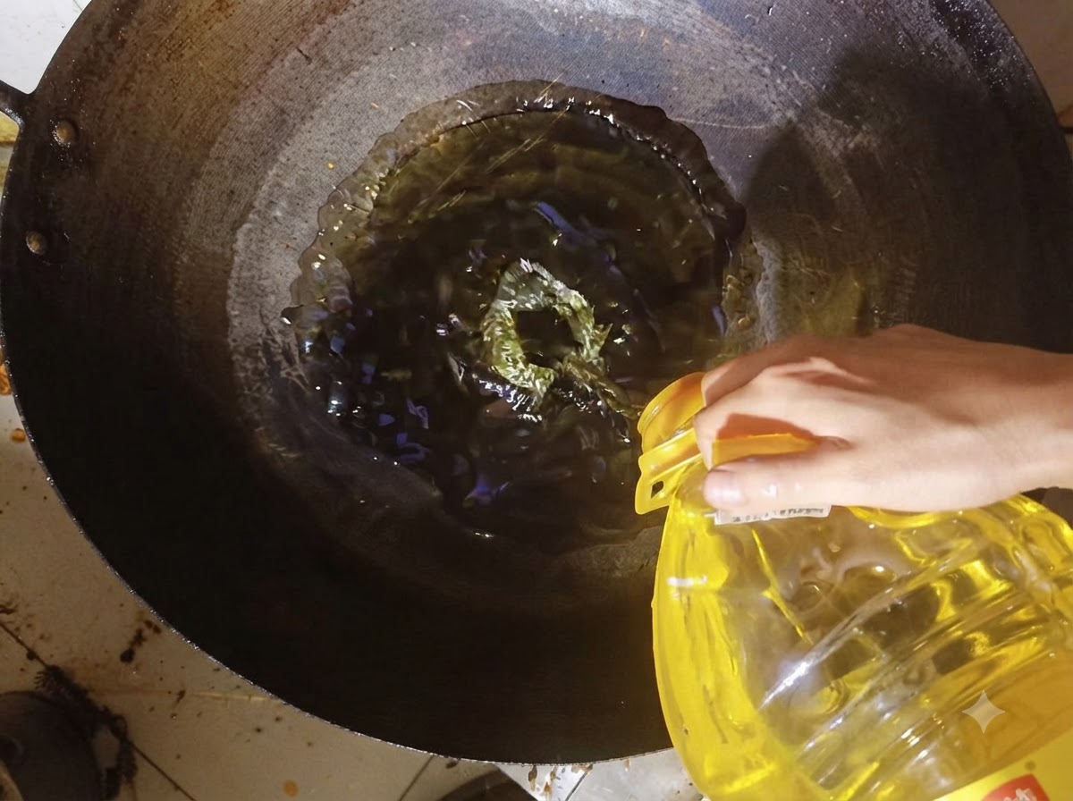 Huile de cuisson versée depuis un récipient dans un wok chauffé.