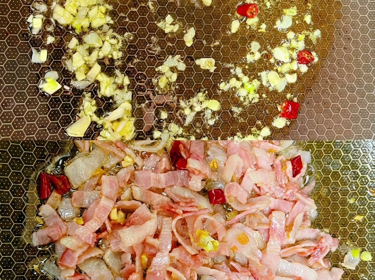 Des spaghettis cuits en train dêtre mélangés dans une poêle avec des assaisonnements et du liquide.