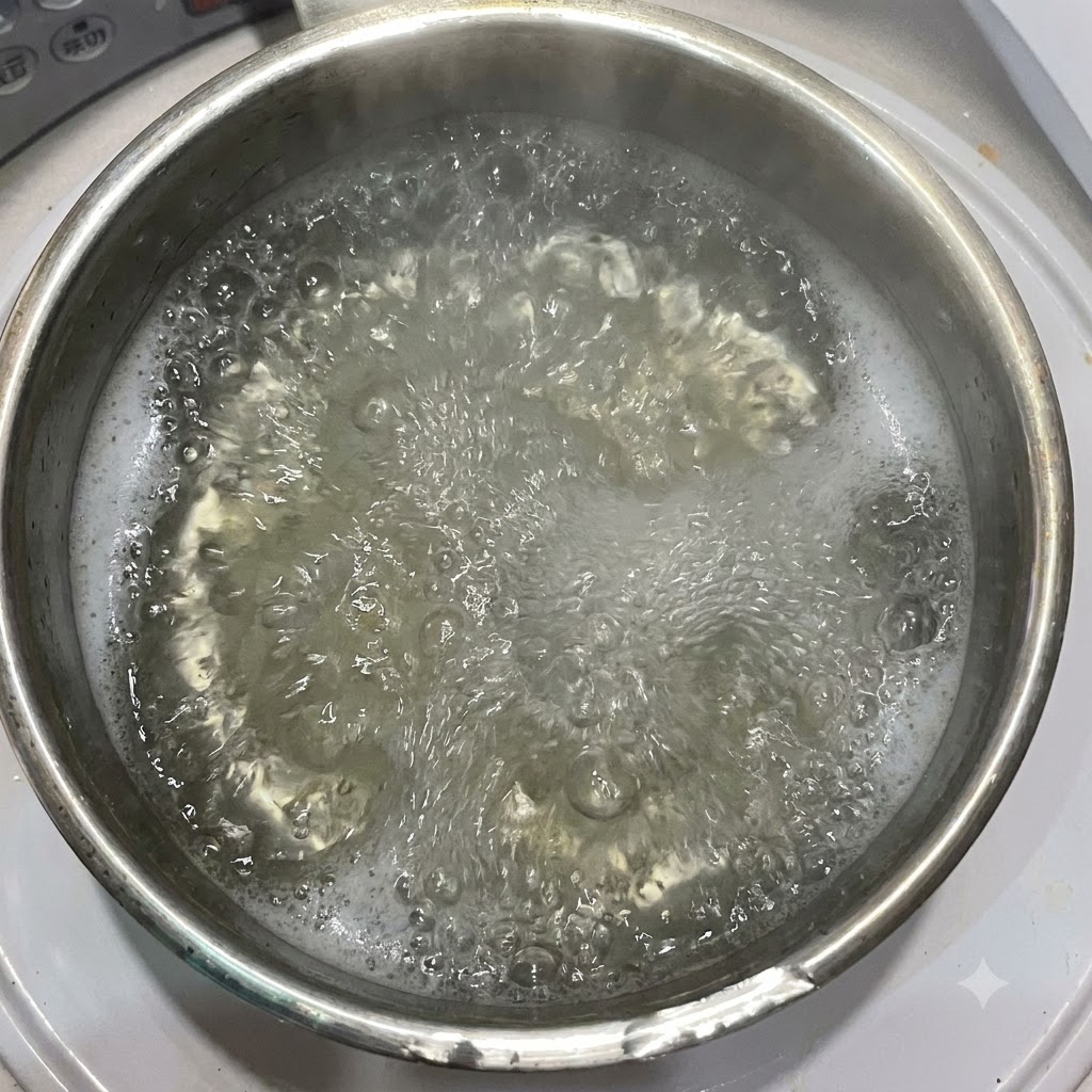 De lhuile dolive versée dans une casserole deau bouillante contenant des penne.
