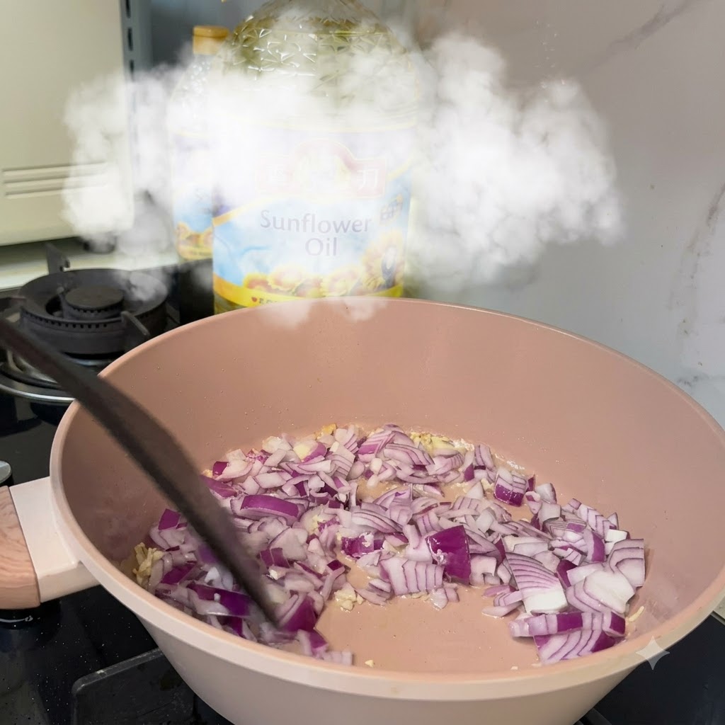 Oignons rouges en dés cuisant dans une poêle avec de lail et de lhuile sur une cuisinière.