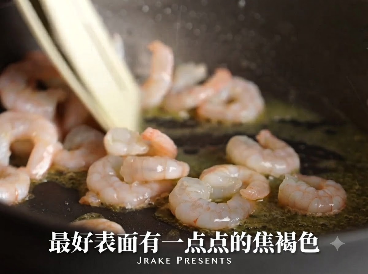 Crevettes saisissantes dans une poêle avec de lhuile, devenant roses et développant une surface caramélisée.