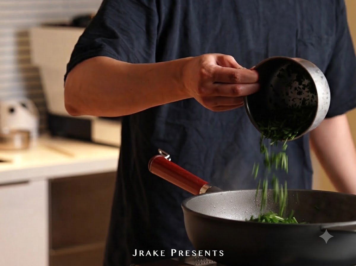 Persil vert haché versé dun petit récipient dans la poêle de pâtes.