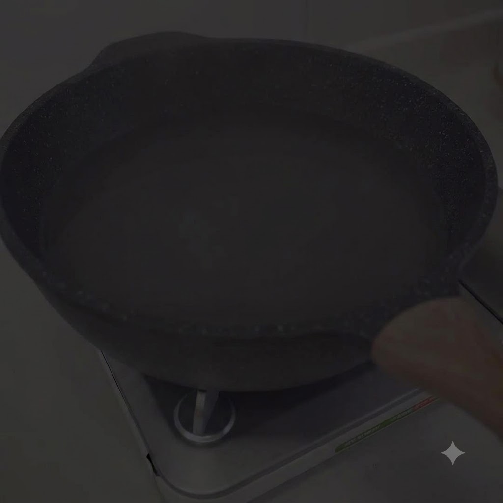 Une casserole deau en train de chauffer sur un brûleur de cuisinière.