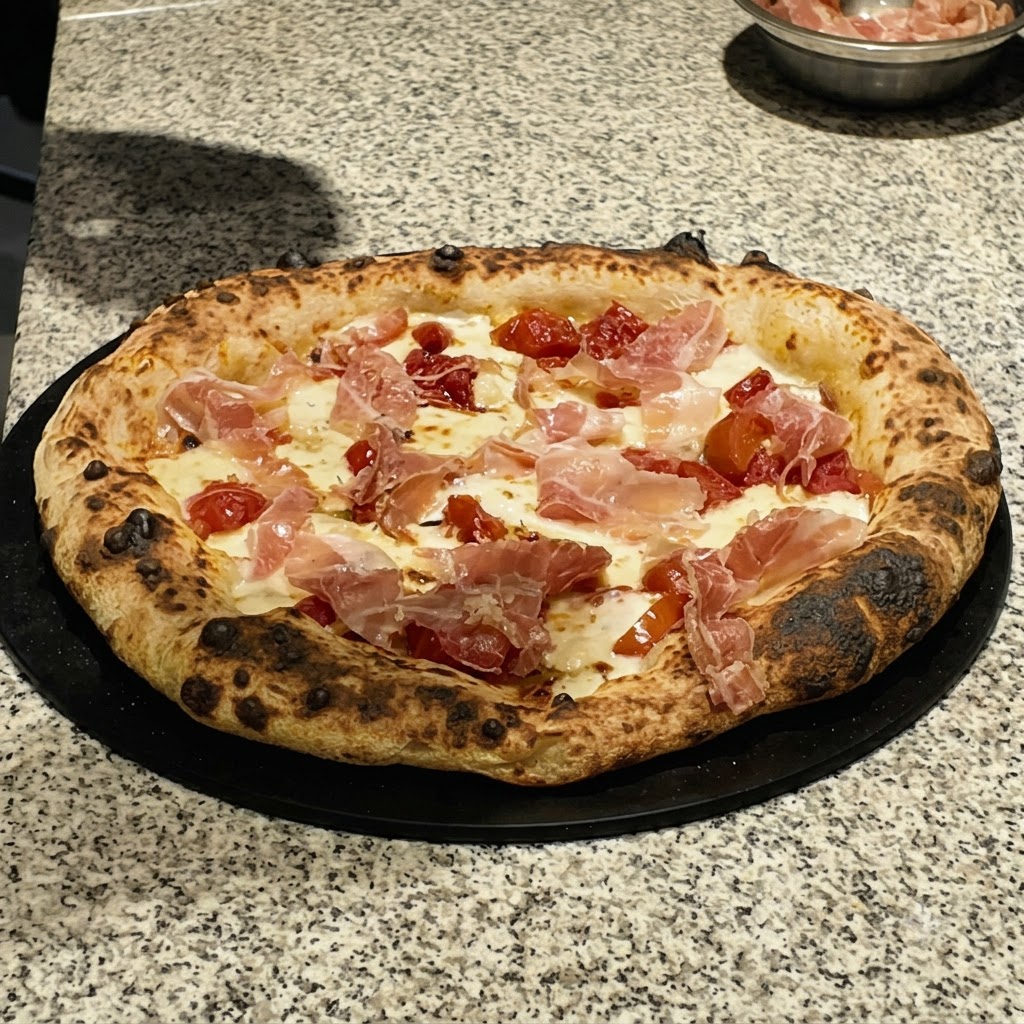 Herbes séchées saupoudrées depuis un moulin sur les garnitures dune pizza crue.
