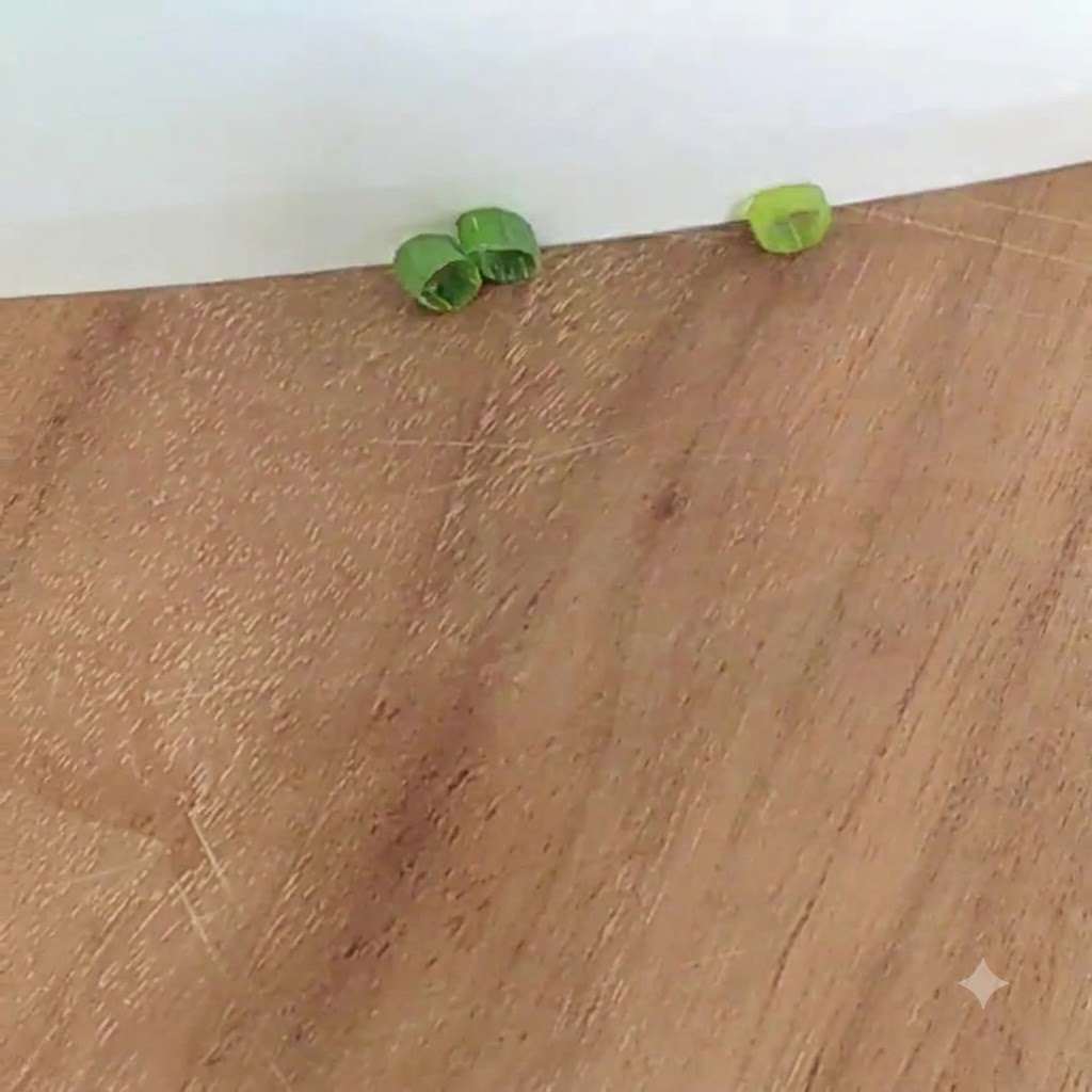 Tranches doignon vert sur une planche à découper en bois.
