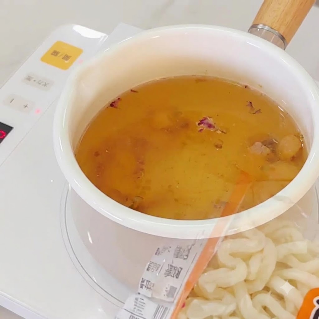 Nouilles ramen ajoutées au bouillon dail bouillant.