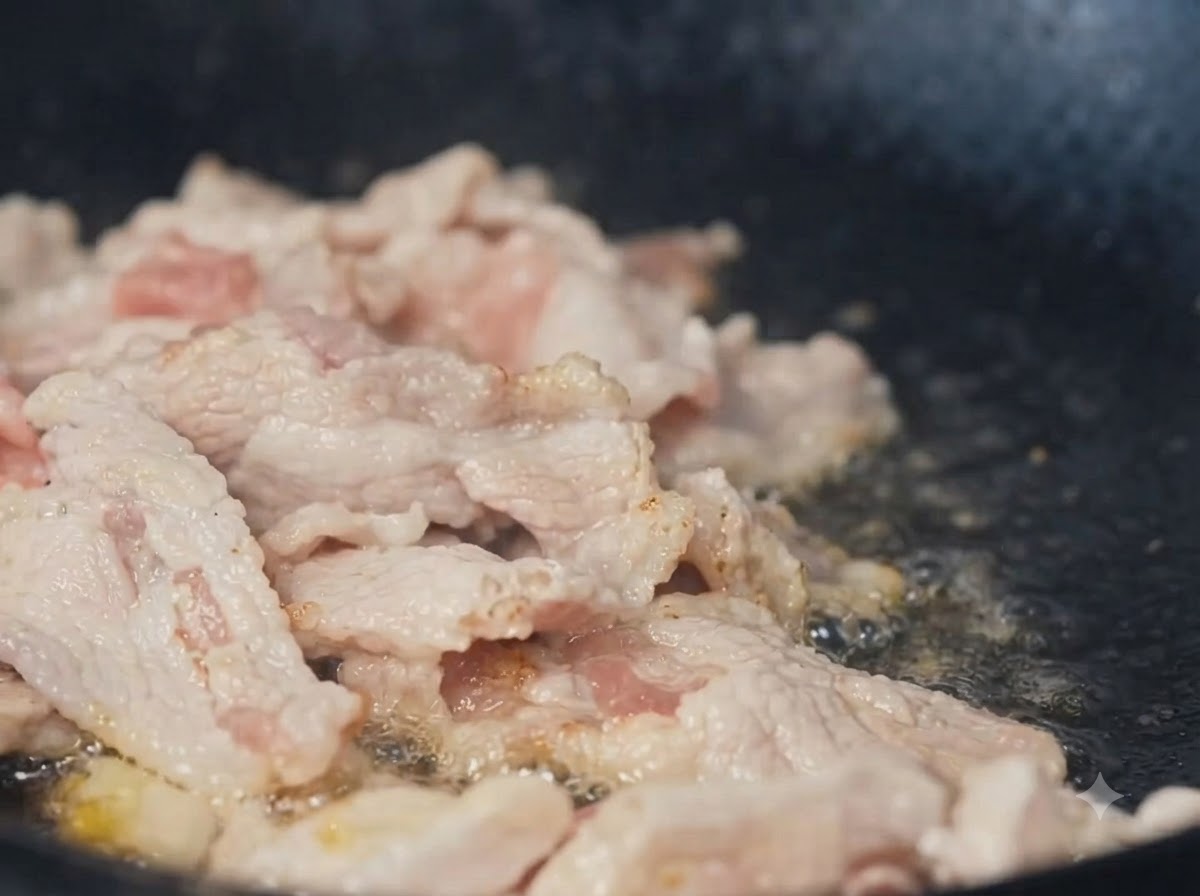 Tranches de porc sautées dans un wok.