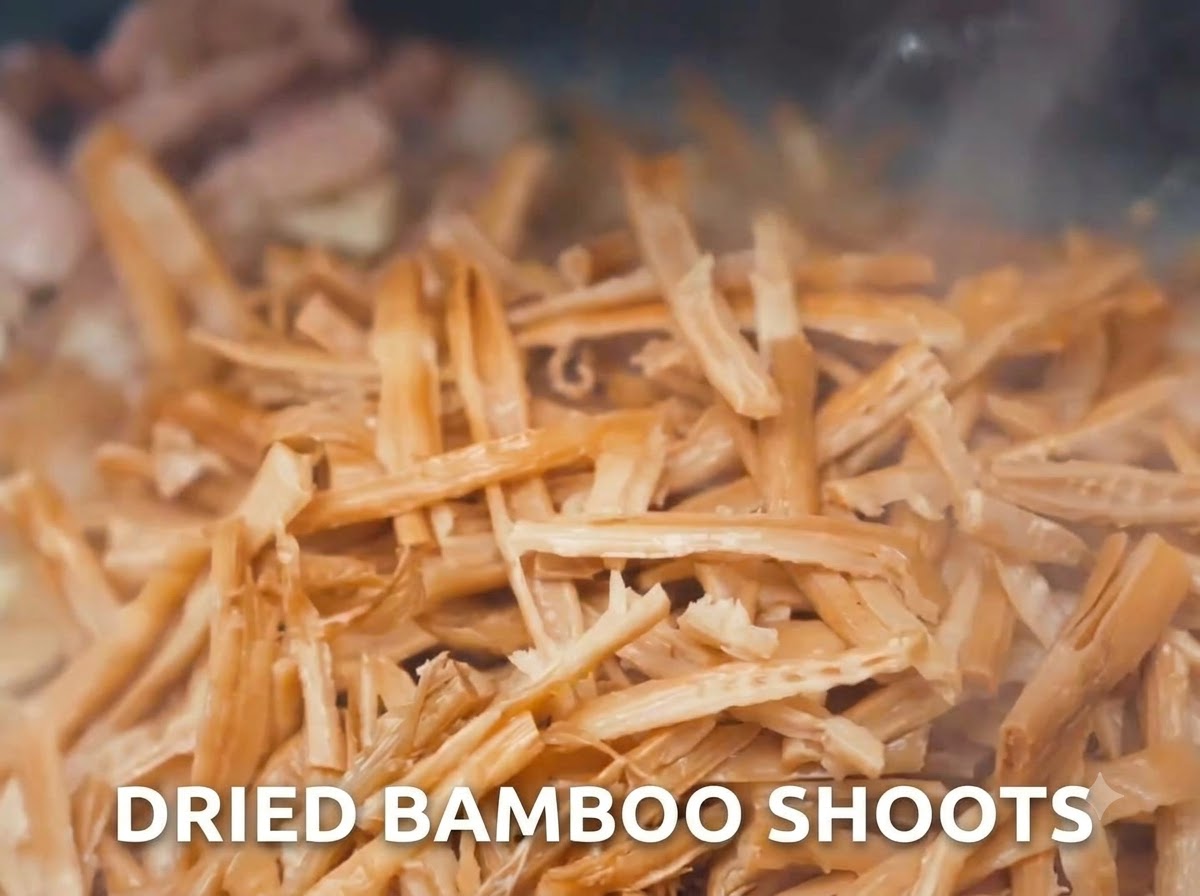 Pousses de bambou séchées sautées dans un wok avec la viande.