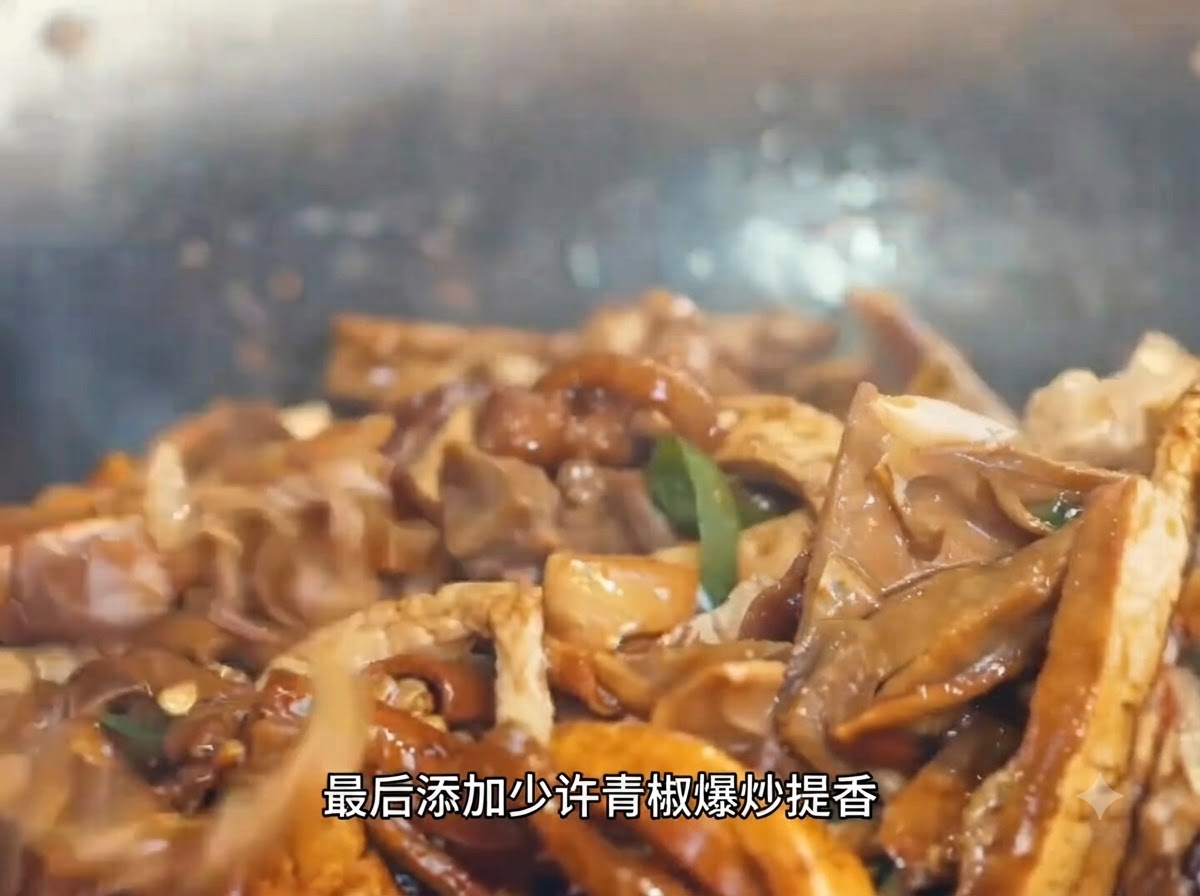 Vue de près de poivrons verts émincés incorporés à un mélange savoureux de porc et de pousses de bambou frémissant dans un wok.