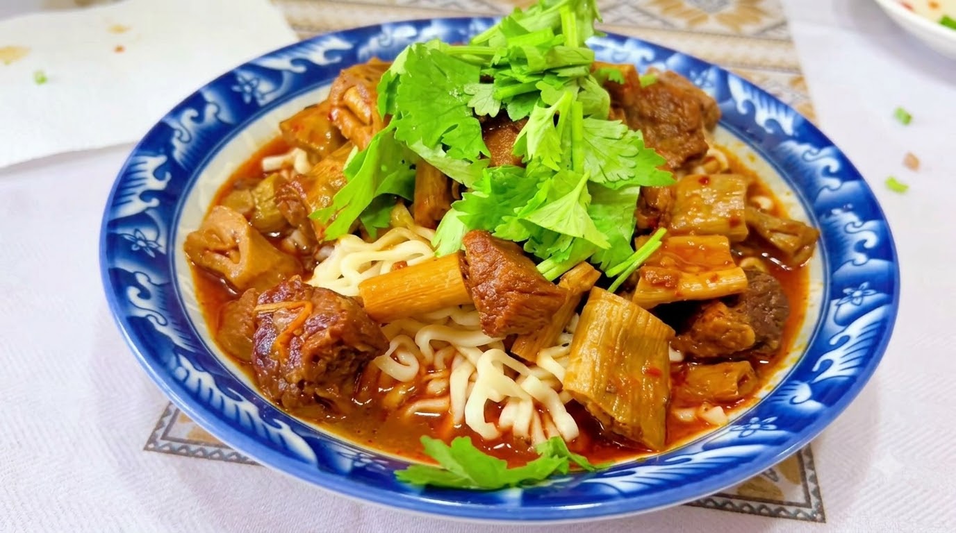 Soupe de Nouilles au Bœuf Braisé et Pousses de Bambou Séchées