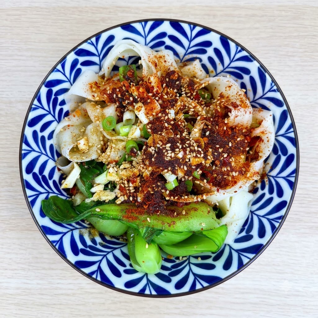 Sauce soja claire, vinaigre, sauce huître et sucre ajoutés dans le bol contenant les nouilles et les garnitures.