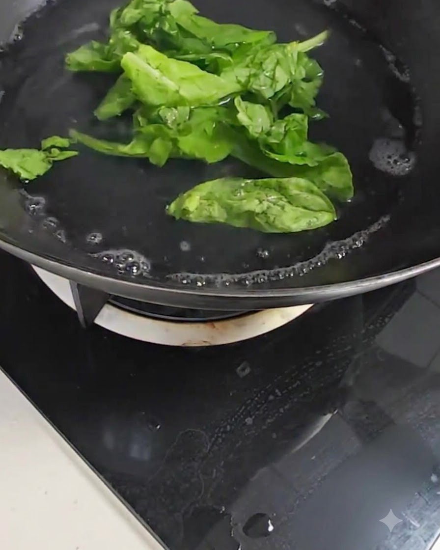 Des feuilles de bok choy vert cuisant dans une casserole deau frémissante.