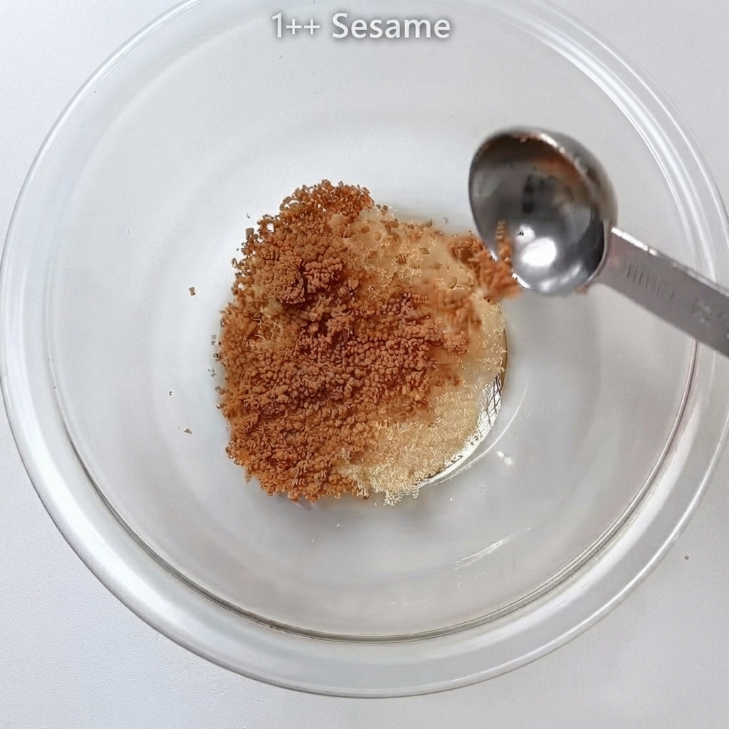 Du vinaigre mesuré et versé dans le bol en verre.