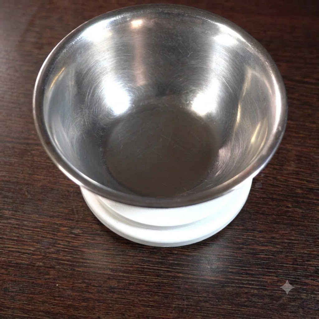 Ingrédients liquides et assaisonnements ajoutés dans un bol en acier inoxydable placé sur une balance.