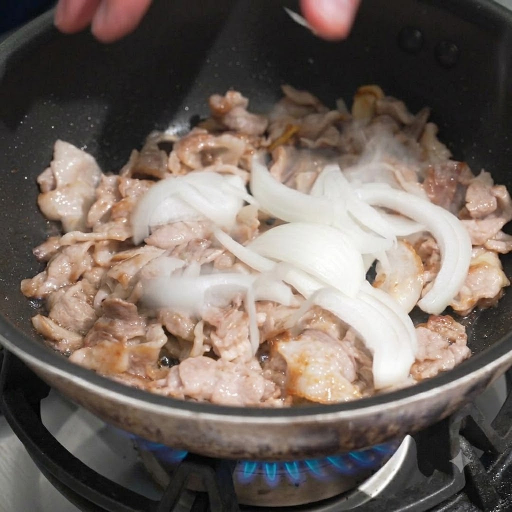 Oignons blancs émincés déposés à la main dans une poêle contenant le porc cuit.
