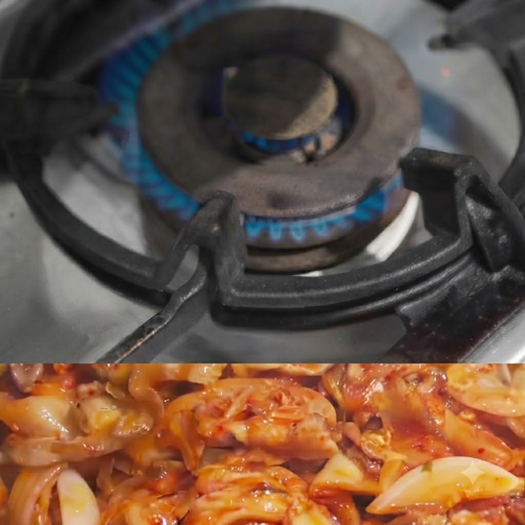 Jus de kimchi versé dans une poêle contenant les ingrédients sautés.