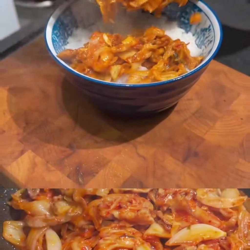 Sauté de porc au kimchi versé à la cuillère dune poêle dans un bol à motifs bleus rempli de riz blanc.
