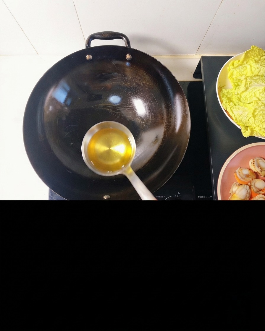 Huile de cuisson versée dans un wok chauffé, recouvrant la surface métallique.