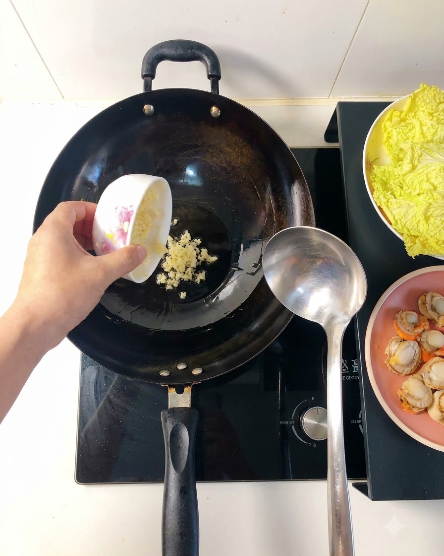 Ail émincé friant dans lhuile chaude à lintérieur dun wok, devenant doré et libérant son arôme.