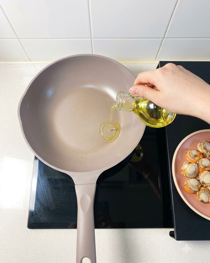 Morceaux frais de chou chinois placés soigneusement dans une poêle de cuisson séparée.