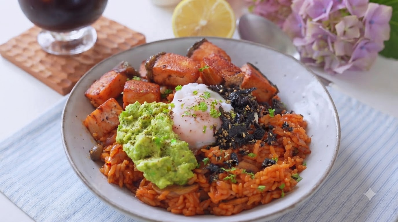 Riz sauté au kimchi, saumon et avocat avec café à la noix de coco