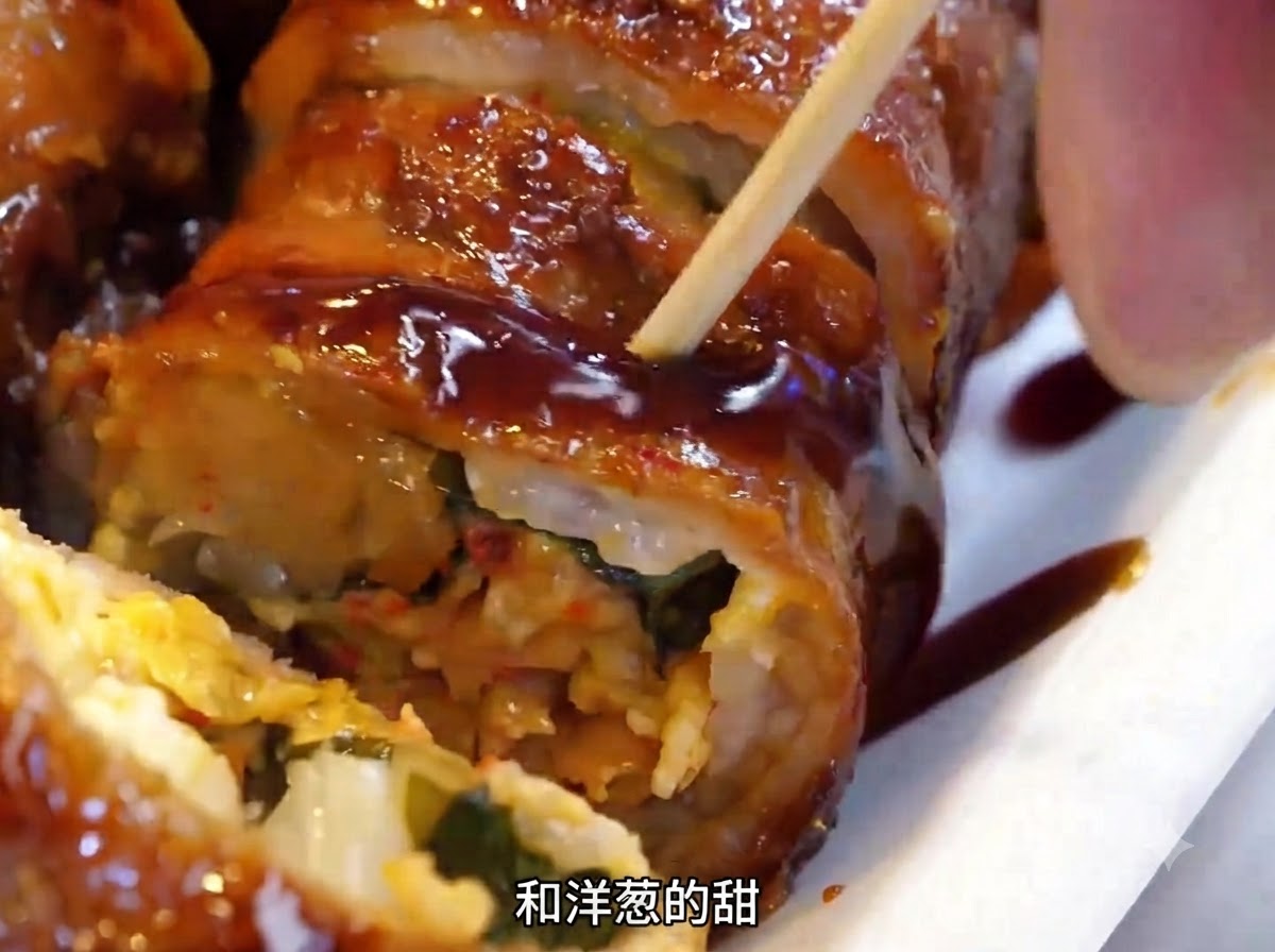 Rouleaux de viande retournés sur la plaque chauffante à laide dune spatule en métal.