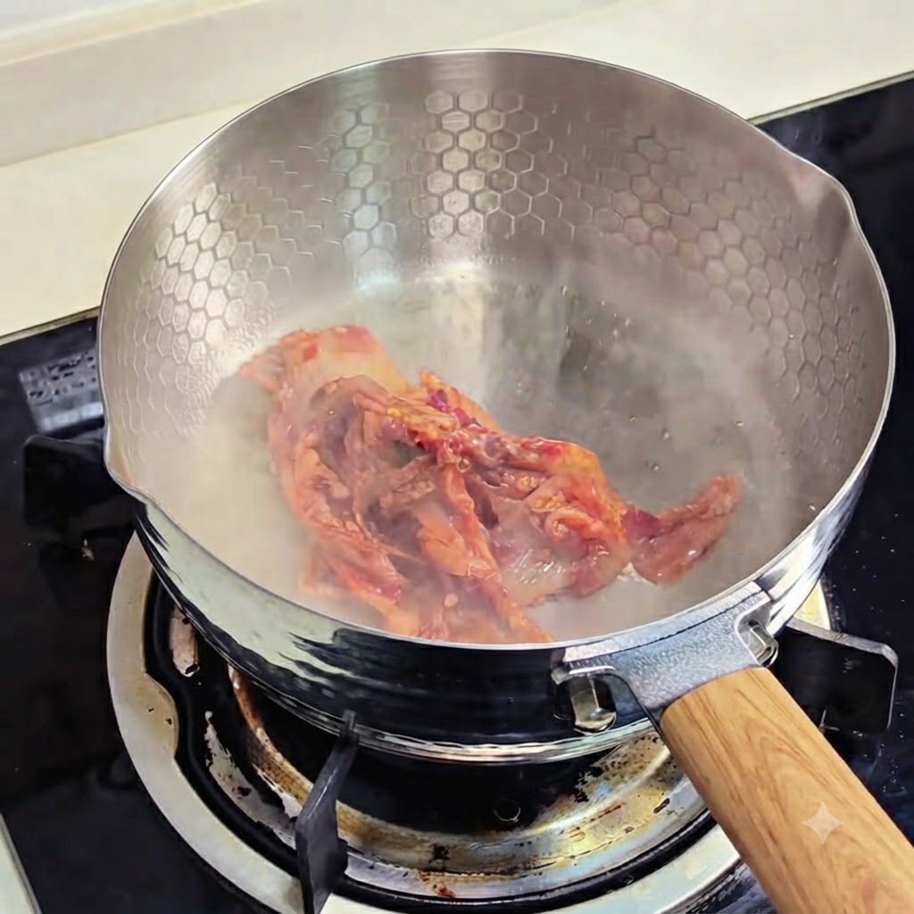 Morceaux de kimchi qui grésillent et cuisent dans une poêle.
