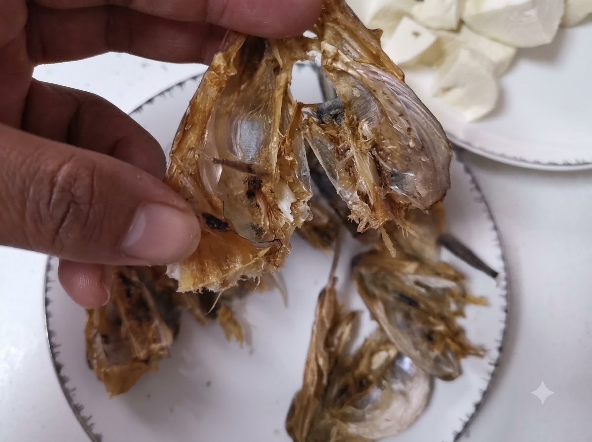 Vue rapprochée de têtes de poisson séché ouvertes et nettoyées avec un couteau.