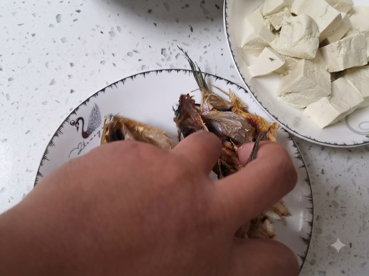 Têtes de poisson séché nettoyées en train dêtre rincées dans un bol rempli deau claire.
