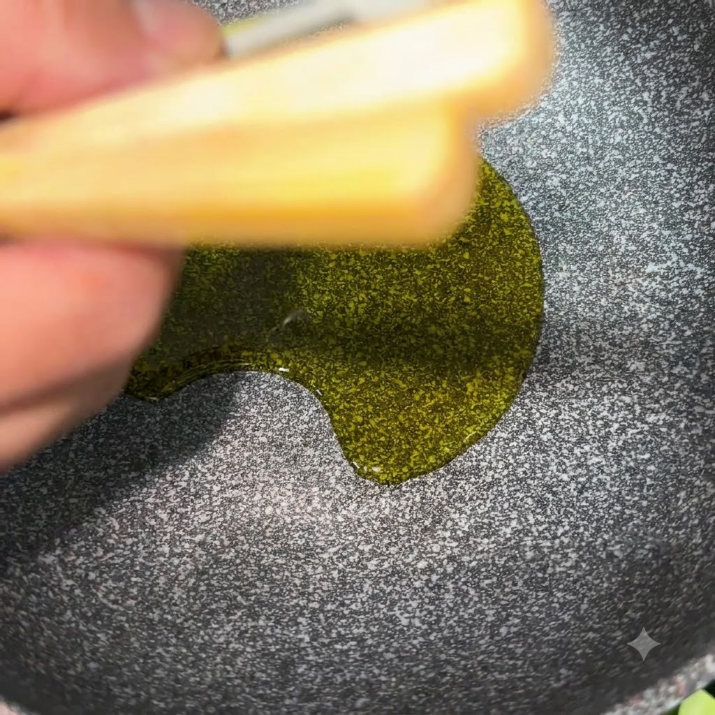 Huile de soja scintillante dans une poêle de cuisson avec du sel visible et de la sauce soja comme assaisonnement.