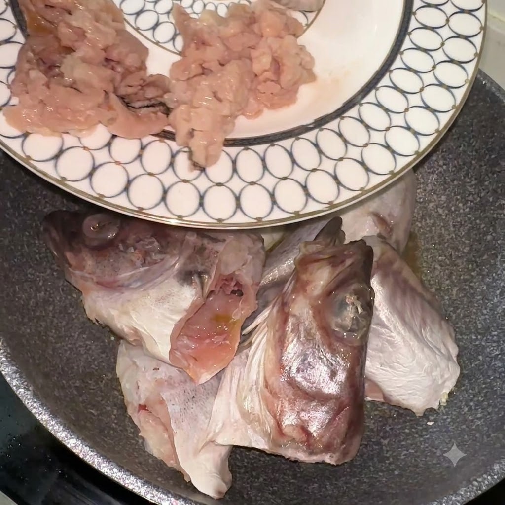 Morceaux et têtes de poisson colin transférés dune assiette à motifs vers une poêle.
