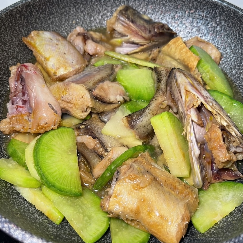 Eau ajoutée dans la poêle recouvrant le mélange de poisson, pommes de terre et radis vert.